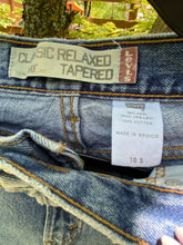 Load image into Gallery viewer, Levi&#39;s 550 Jeans

